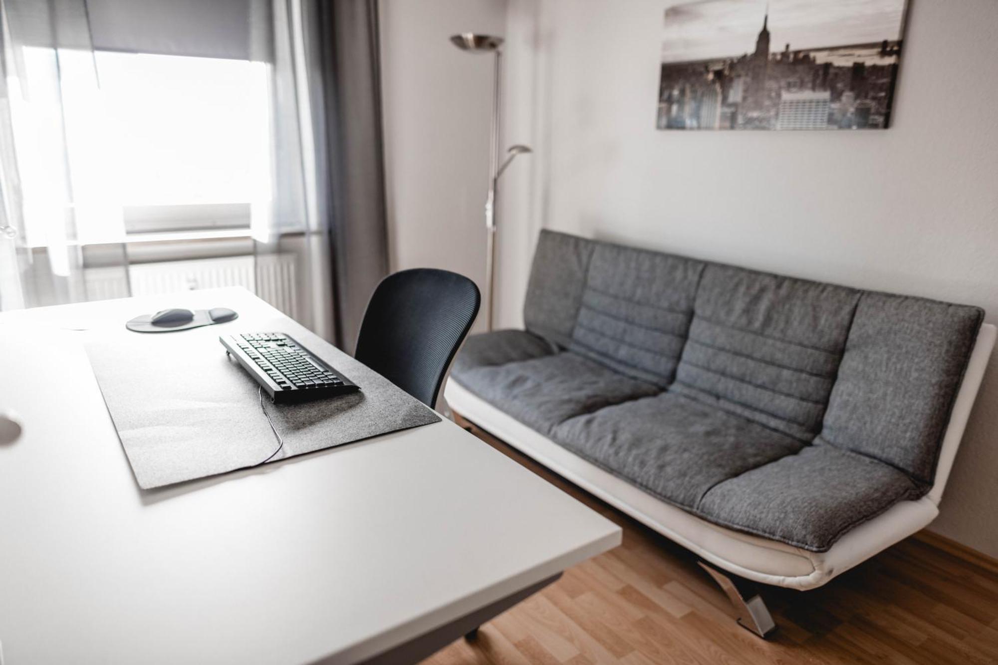 Me Homes - Grosse Moderne Designer-Wohnung Fuer Urlaub Und Business - Mit Kueche, Buero, Balkon Und 2 Parkplaetzen Bayreuth Dış mekan fotoğraf