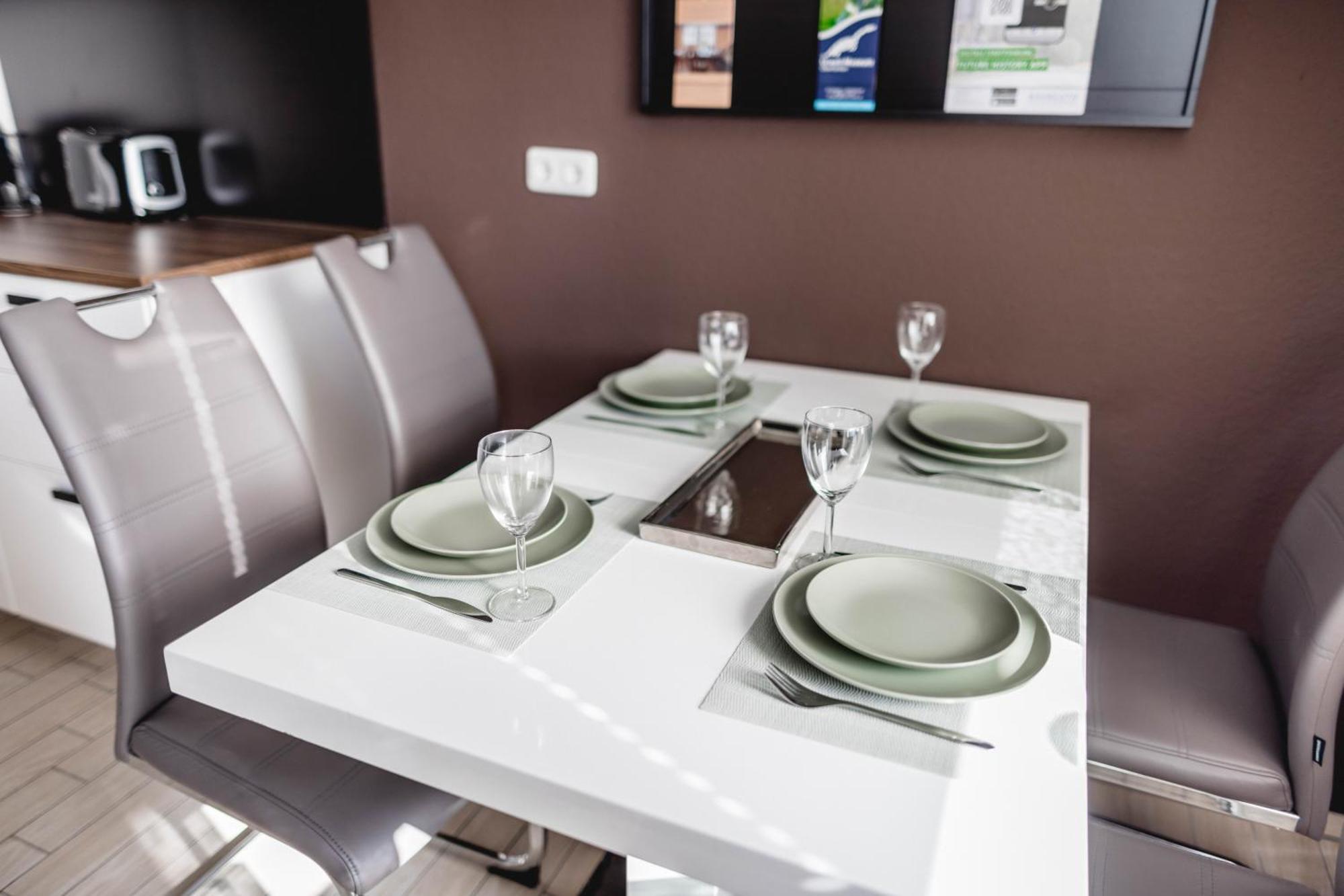 Me Homes - Grosse Moderne Designer-Wohnung Fuer Urlaub Und Business - Mit Kueche, Buero, Balkon Und 2 Parkplaetzen Bayreuth Dış mekan fotoğraf